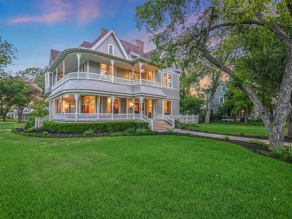 The Luckett House, 1892 Queen Anne style in Bastrop, Texas - $1.5